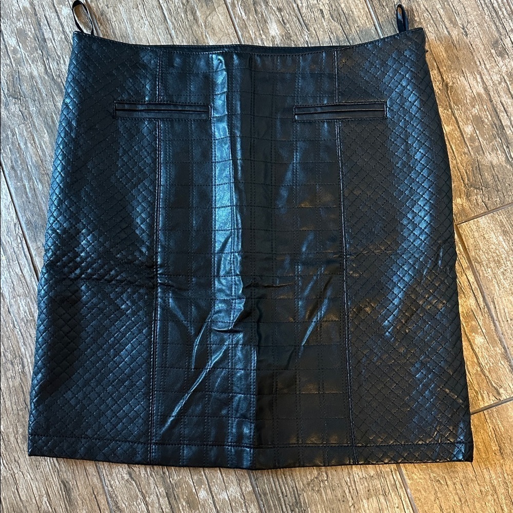 Ann Taylor Faux Leather Quilted Skirt vegan black size 8p NWT